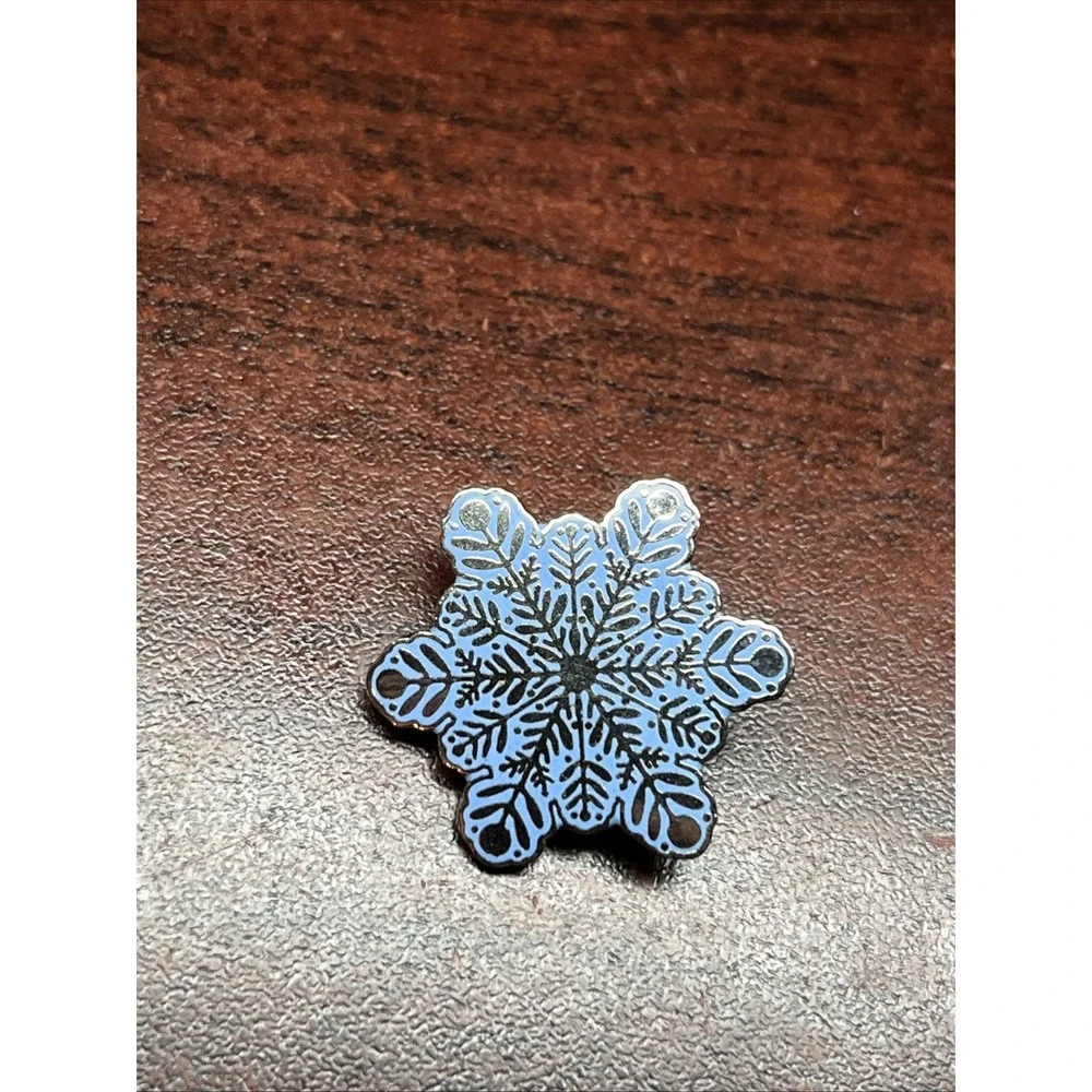 Hallmark‎ Snowflake Winter Holidays Snow Pretty Lapel Hat Pin